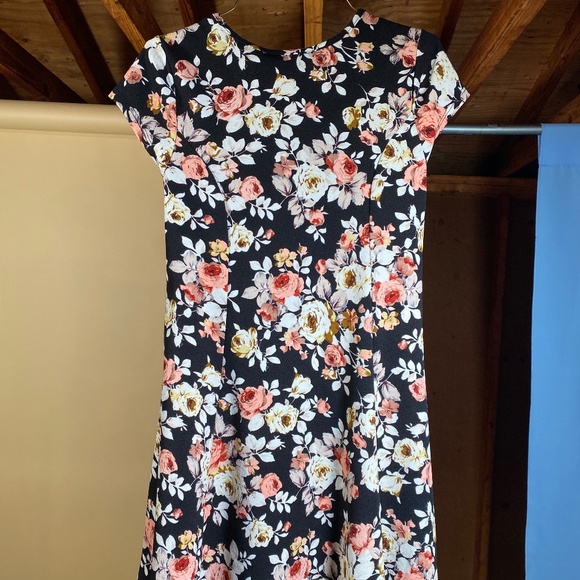 'Wilde' Floral Black Mini Dress w Scoop Neckline - Picture 3 of 3